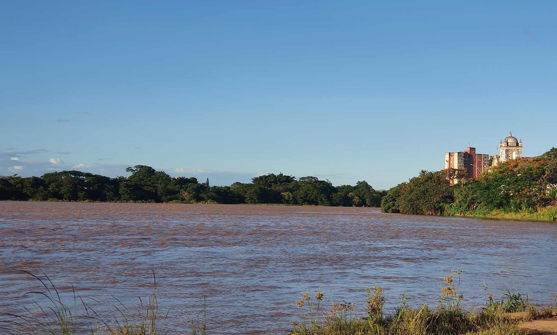 Volume maior de água faz limpeza no rio Paraíba do Sul