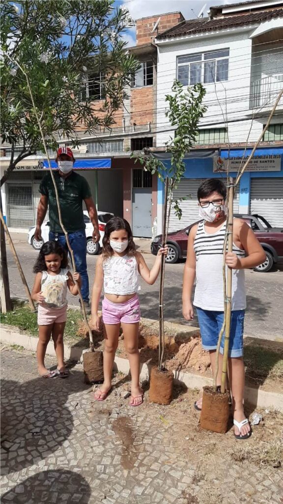 Crianças plantam resedás em avenida de Guaçuí