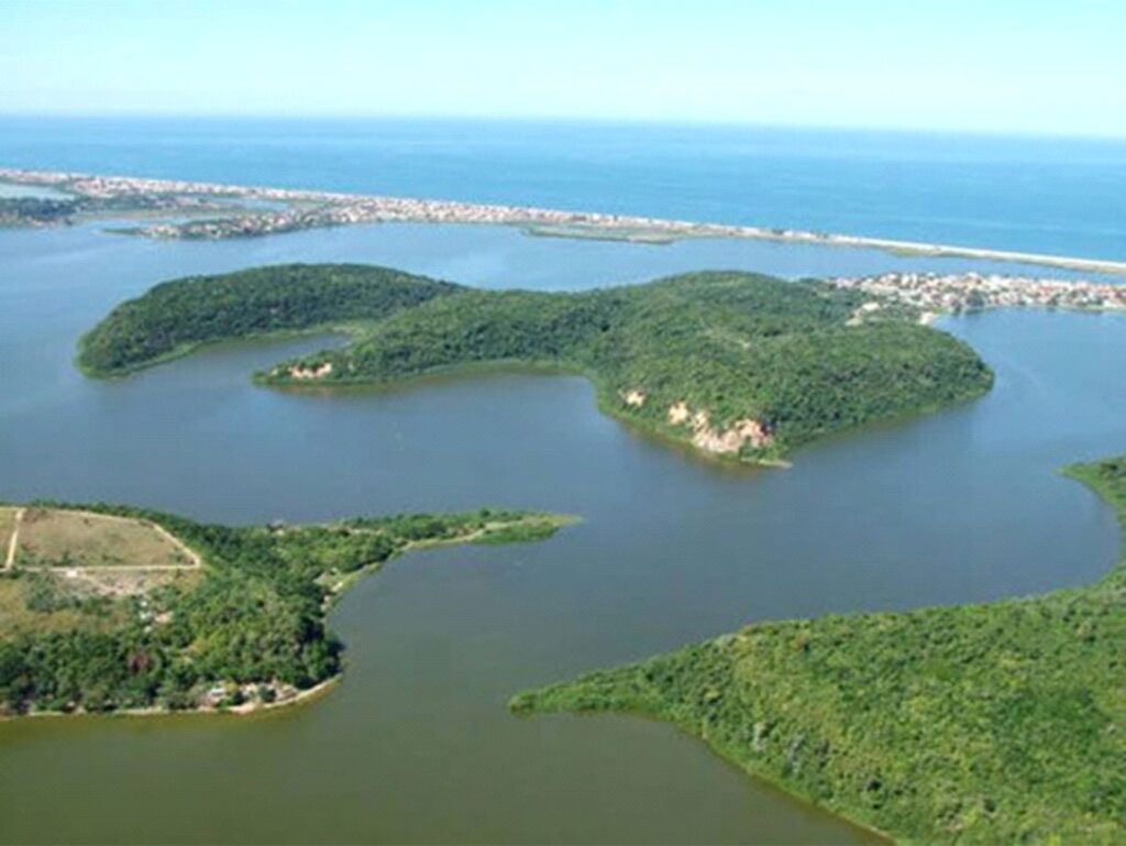 Aspecto do complexo lagunas de Maricá, separado do mar por estreita restinga
