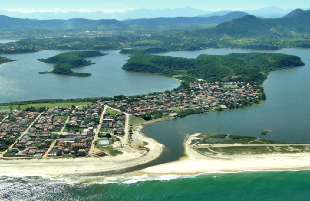 Canal que comunica o complexo lagunar de Maricá com o mar