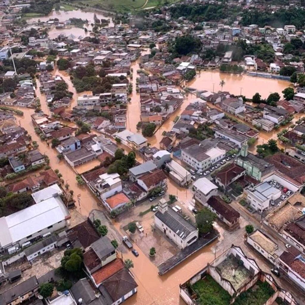 Enchente de 2021 em Porciúncula, às margens do rio Carangola