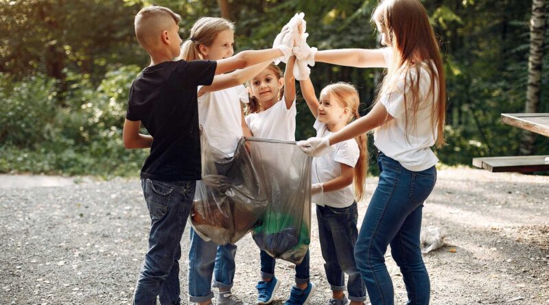 Crianças reciclando