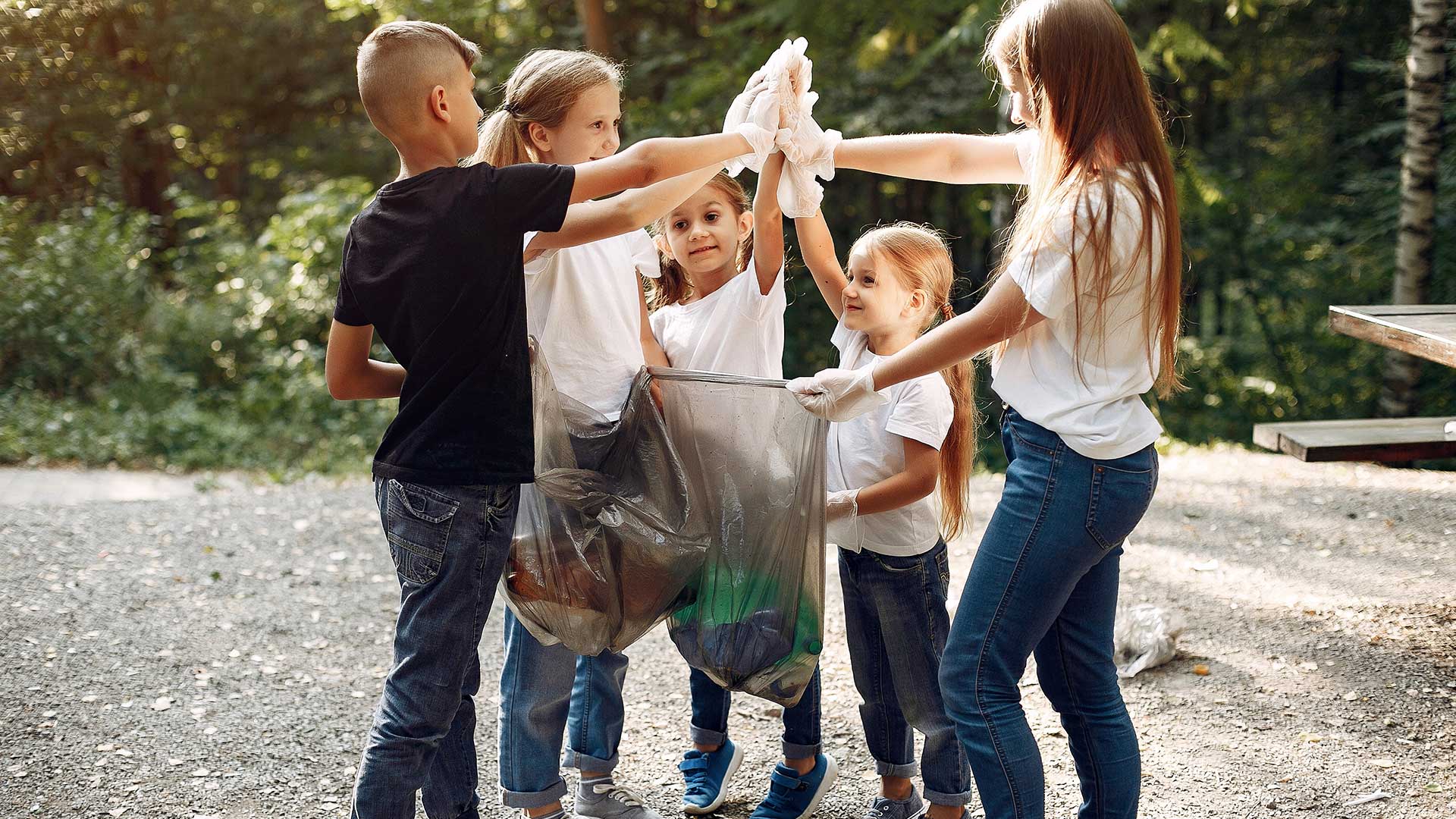 Crianças reciclando
