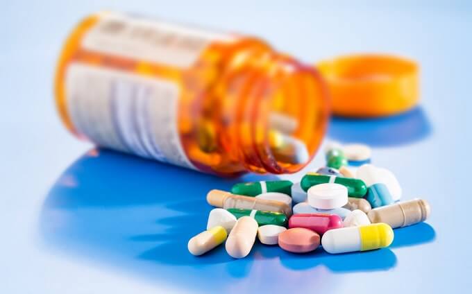 Como descartar medicamentos, Ilustrativo: Embalagem de remédios aberta, despejando cápsulas
