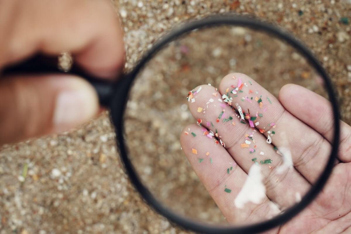 Microplásticos são pequenos fragmentos de plástico de 5 mm ou menos de diâmetro.