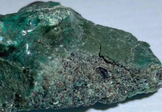 Rochas de plástico encontradas na Ilha da Trindade. São formadas por sedimentos e restos de cordas marítimas. O mar as erode e espalha microplásticos para outras praias da ilha ( foto: Fernanda Avelar Santos ).