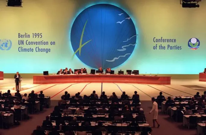 A COP 1, ou Primeira Conferência das Partes, foi realizada em Berlim, Alemanha, no ano de 1995. Esse evento marcou o início das discussões formais sobre o combate às mudanças climáticas no âmbito da Convenção-Quadro das Nações Unidas sobre Mudança do Clima (UNFCCC).