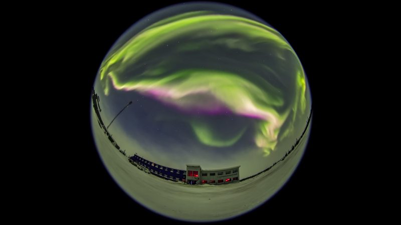 Uma imagem capturada com lente olho de peixe de uma aurora boreal em todo o céu, em 16 de fevereiro de 2018, sobre o Churchill Northern Studies Centre, em Churchill, Manitoba. A imagem revela um breve e intenso brilho quando a borda inferior da cortina auroral ficou rosa brilhante, devido a elétrons energéticos excitando moléculas de nitrogênio em baixas altitudes.  (Crédito da imagem: VW Pics/Universal Images Group via Getty Images)