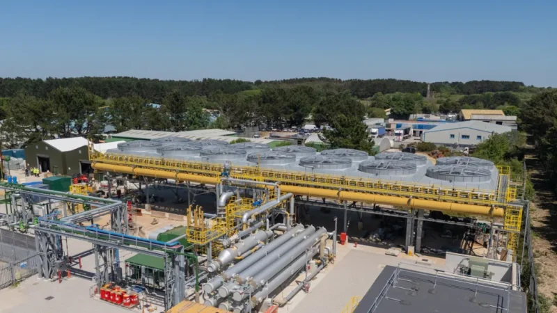 A central elétrica de United Downs, perto de Truro, na Cornualha, torna-se a primeira central elétrica do Reino Unido a gerar eletricidade a partir do calor da Terra. / GEL