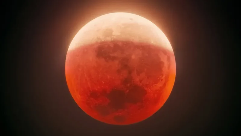 O eclipse lunar total de 3 de março de 2026 será transmitido ao vivo. (Crédito da imagem: Javier Zayas Photography via Getty Images)